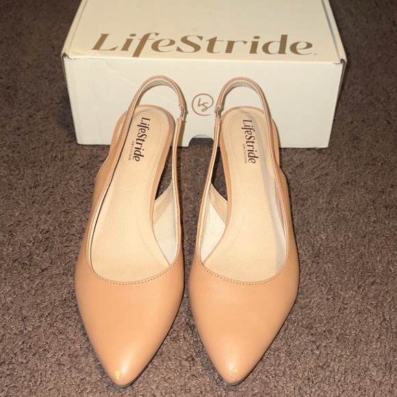 Life Stride Annalise Tan Smooth Heels size 8.5 M
GUC *Plenty of life left! - Picture 3 of 16